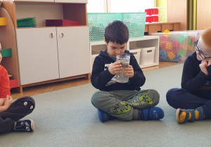 Dzieci obserwują filtrację wody.